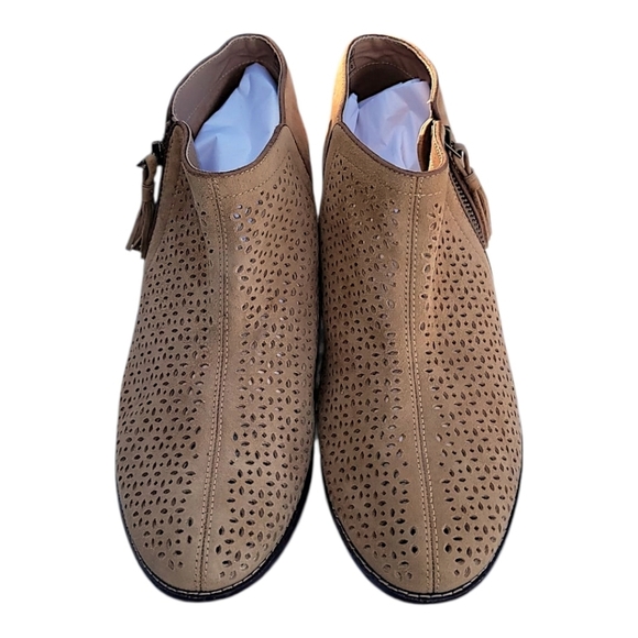 Vionic Perforated  Suede Tan Boot Size 9.5 - Picture 5 of 7